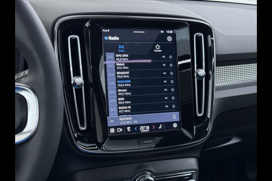 Volvo XC40 232pk *gereserveerd* Recharge Pro 70KwH Pano-Dak SOH 95% Adaptive-Cruise 20" Elektr.-Leer/Alcantara+Verwarmd+Memory Warmtepomp H Led Elek.Achterklep Keyless Full Led Origineel NLse auto! € 54.000,- nieuw. 1e Eigenaar Origineel Nederlandse Auto Dealeronderhouden 1.500KG -Trekvermogen