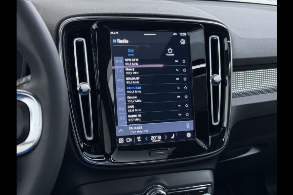 Volvo XC40 232pk *gereserveerd* Recharge Pro 70KwH Pano-Dak SOH 95% Adaptive-Cruise 20" Elektr.-Leer/Alcantara+Verwarmd+Memory Warmtepomp H Led Elek.Achterklep Keyless Full Led Origineel NLse auto! € 54.000,- nieuw. 1e Eigenaar Origineel Nederlandse Auto Dealeronderhouden 1.500KG -Trekvermogen