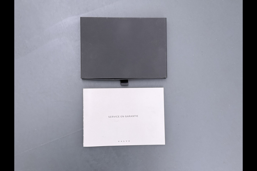 Volvo XC40 232pk *gereserveerd* Recharge Pro 70KwH Pano-Dak SOH 95% Adaptive-Cruise 20" Elektr.-Leer/Alcantara+Verwarmd+Memory Warmtepomp H Led Elek.Achterklep Keyless Full Led Origineel NLse auto! € 54.000,- nieuw. 1e Eigenaar Origineel Nederlandse Auto Dealeronderhouden 1.500KG -Trekvermogen