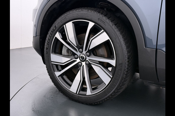 Volvo XC40 232pk *gereserveerd* Recharge Pro 70KwH Pano-Dak SOH 95% Adaptive-Cruise 20" Elektr.-Leer/Alcantara+Verwarmd+Memory Warmtepomp H Led Elek.Achterklep Keyless Full Led Origineel NLse auto! € 54.000,- nieuw. 1e Eigenaar Origineel Nederlandse Auto Dealeronderhouden 1.500KG -Trekvermogen