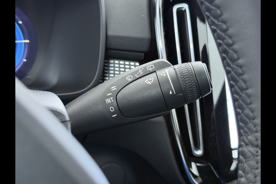 Volvo XC40 232pk *gereserveerd* Recharge Pro 70KwH Pano-Dak SOH 95% Adaptive-Cruise 20" Elektr.-Leer/Alcantara+Verwarmd+Memory Warmtepomp H Led Elek.Achterklep Keyless Full Led Origineel NLse auto! € 54.000,- nieuw. 1e Eigenaar Origineel Nederlandse Auto Dealeronderhouden 1.500KG -Trekvermogen