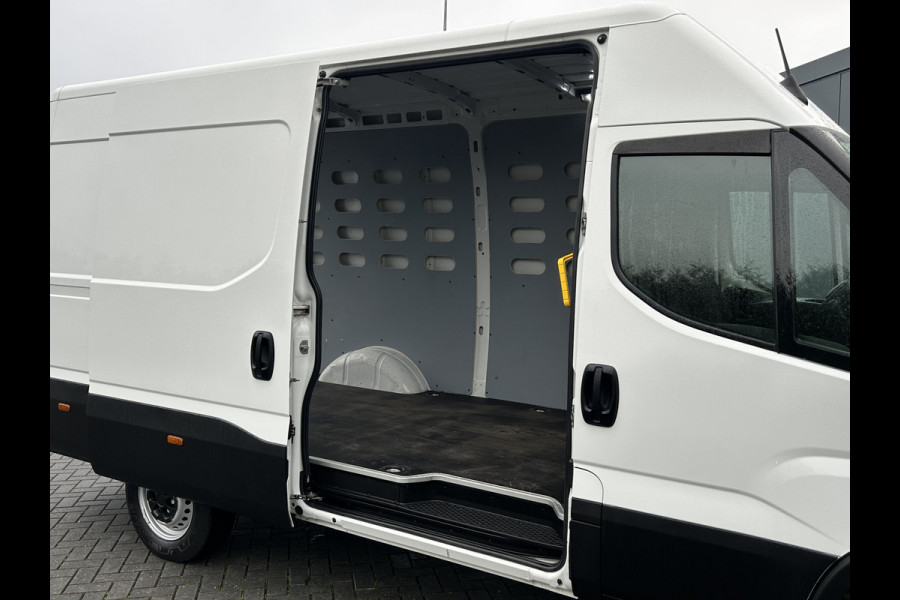 Iveco Daily 35S14V 2.3 136 PK / L2H2 / 30.452 KM !! / 3.500 KG AHG / 270 A DEUREN / TREKHAAK / AIRCO / BLUETOOTH / 3-ZITS
