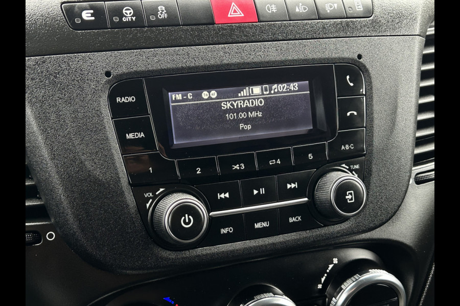 Iveco Daily 35S14V 2.3 136 PK / L2H2 / 30.452 KM !! / 3.500 KG AHG / 270 A DEUREN / TREKHAAK / AIRCO / BLUETOOTH / 3-ZITS