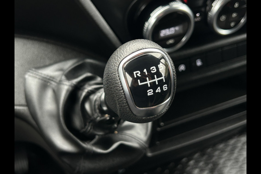 Iveco Daily 35S14V 2.3 136 PK / L2H2 / 30.452 KM !! / 3.500 KG AHG / 270 A DEUREN / TREKHAAK / AIRCO / BLUETOOTH / 3-ZITS