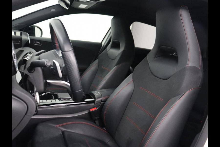 Mercedes-Benz A-Klasse 250e AMG | Panoramadak | Stoelverwarming | Carplay | Leder/Alcantara | Camera | Sfeerverlichting | Navigatie | Park Assist | Climate control | Full LED | PHEV | Plug In