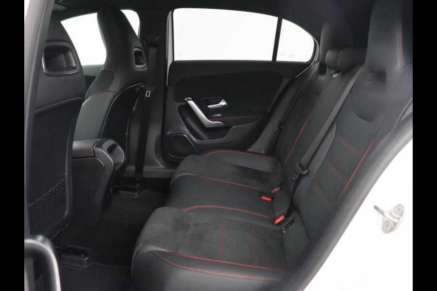 Mercedes-Benz A-Klasse 250e AMG | Panoramadak | Stoelverwarming | Carplay | Leder/Alcantara | Camera | Sfeerverlichting | Navigatie | Park Assist | Climate control | Full LED | PHEV | Plug In