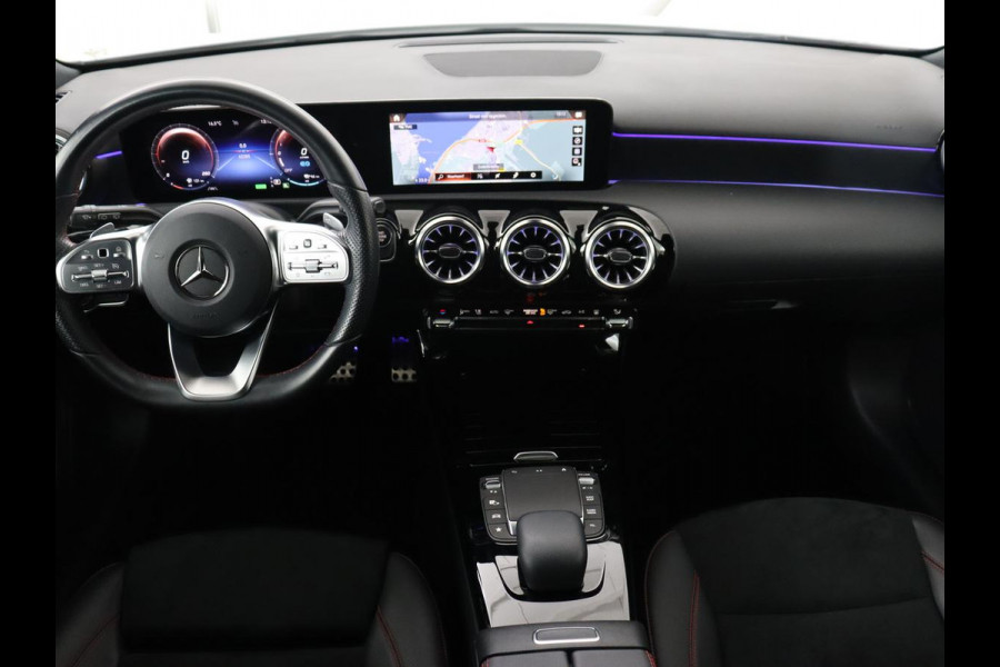 Mercedes-Benz A-Klasse 250e AMG | Panoramadak | Stoelverwarming | Carplay | Leder/Alcantara | Camera | Sfeerverlichting | Navigatie | Park Assist | Climate control | Full LED | PHEV | Plug In