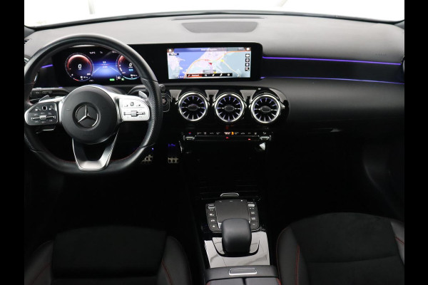 Mercedes-Benz A-Klasse 250e AMG | Panoramadak | Stoelverwarming | Carplay | Leder/Alcantara | Camera | Sfeerverlichting | Navigatie | Park Assist | Climate control | Full LED | PHEV | Plug In