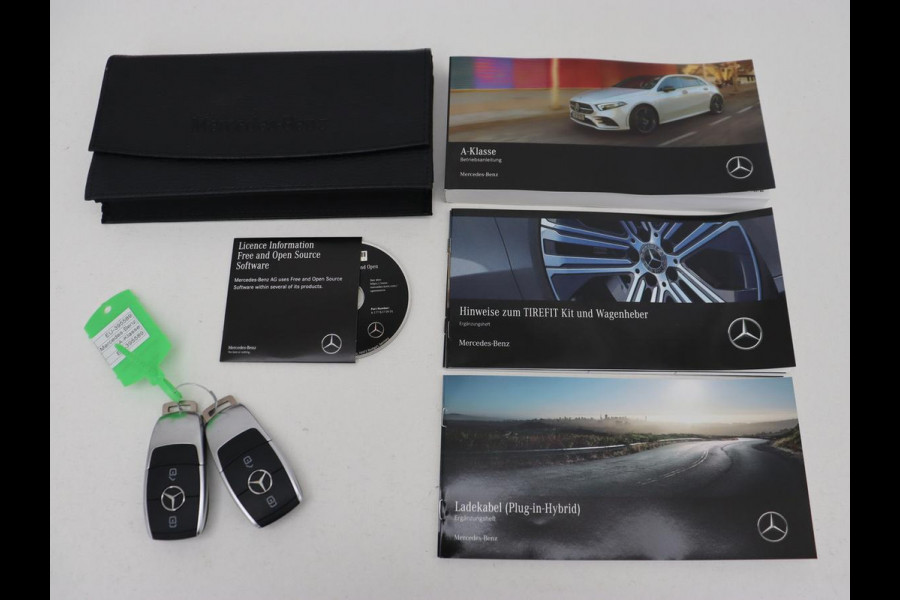Mercedes-Benz A-Klasse 250e AMG | Panoramadak | Stoelverwarming | Carplay | Leder/Alcantara | Camera | Sfeerverlichting | Navigatie | Park Assist | Climate control | Full LED | PHEV | Plug In