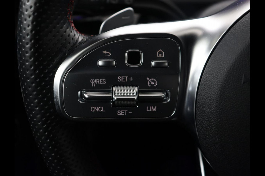 Mercedes-Benz A-Klasse 250e AMG | Panoramadak | Stoelverwarming | Carplay | Leder/Alcantara | Camera | Sfeerverlichting | Navigatie | Park Assist | Climate control | Full LED | PHEV | Plug In