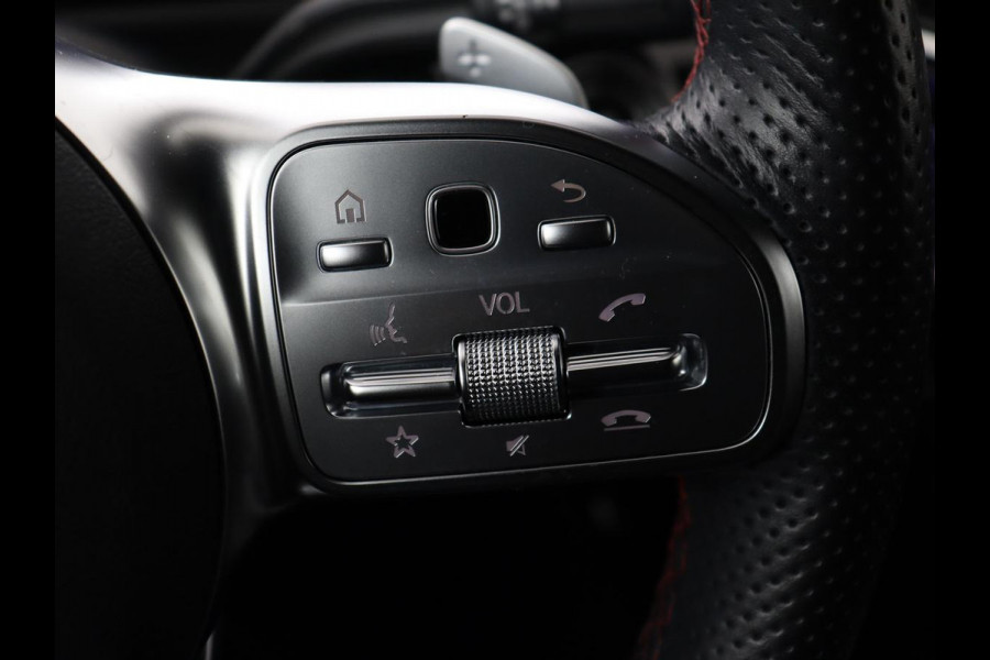 Mercedes-Benz A-Klasse 250e AMG | Panoramadak | Stoelverwarming | Carplay | Leder/Alcantara | Camera | Sfeerverlichting | Navigatie | Park Assist | Climate control | Full LED | PHEV | Plug In