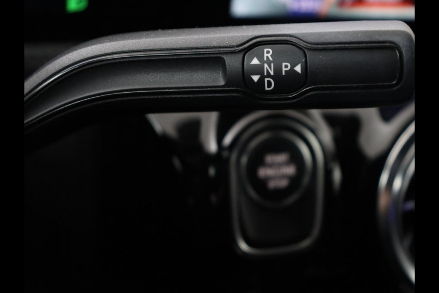 Mercedes-Benz A-Klasse 250e AMG | Panoramadak | Stoelverwarming | Carplay | Leder/Alcantara | Camera | Sfeerverlichting | Navigatie | Park Assist | Climate control | Full LED | PHEV | Plug In