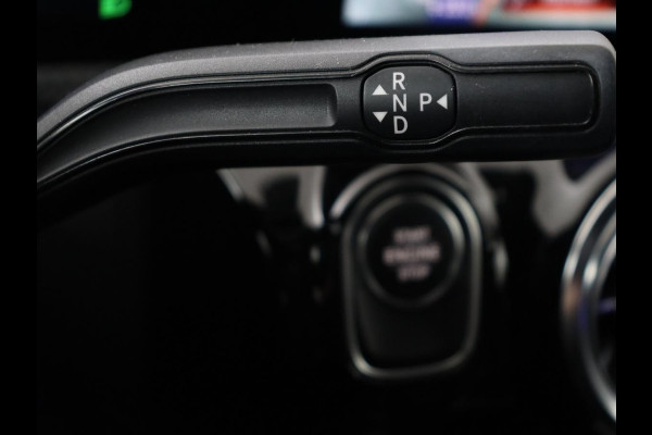Mercedes-Benz A-Klasse 250e AMG | Panoramadak | Stoelverwarming | Carplay | Leder/Alcantara | Camera | Sfeerverlichting | Navigatie | Park Assist | Climate control | Full LED | PHEV | Plug In