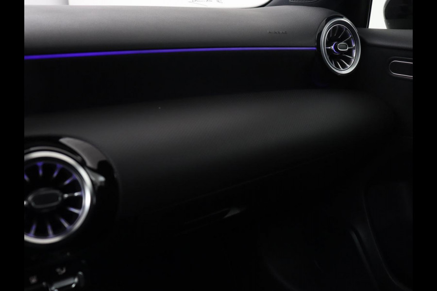 Mercedes-Benz A-Klasse 250e AMG | Panoramadak | Stoelverwarming | Carplay | Leder/Alcantara | Camera | Sfeerverlichting | Navigatie | Park Assist | Climate control | Full LED | PHEV | Plug In