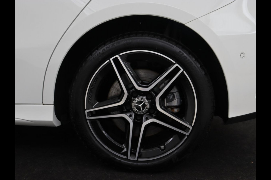 Mercedes-Benz A-Klasse 250e AMG | Panoramadak | Stoelverwarming | Carplay | Leder/Alcantara | Camera | Sfeerverlichting | Navigatie | Park Assist | Climate control | Full LED | PHEV | Plug In
