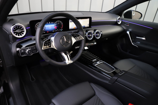 Mercedes-Benz A-Klasse 200 Luxury Line | 163PK | Pano | Keyless-go | Sfeerverlichting | ACC | Multibeam | Widescreen | 2024.