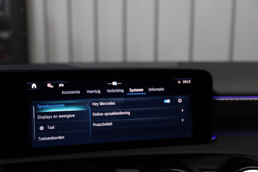 Mercedes-Benz A-Klasse 200 Luxury Line | 163PK | Pano | Keyless-go | Sfeerverlichting | ACC | Multibeam | Widescreen | 2024.