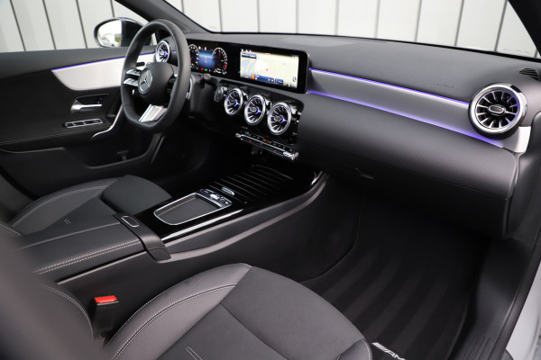 Mercedes-Benz A-Klasse 250e AMG | Panoramadak | Sfeerverlichting | ACC | Stuurwielverw. | Standkachel | Widescreen | 2025.