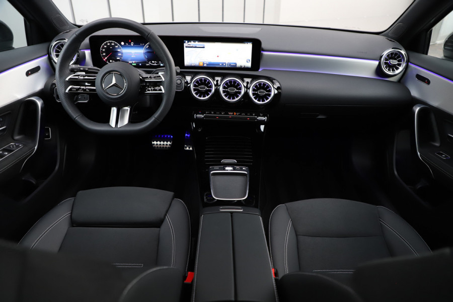 Mercedes-Benz A-Klasse 250e AMG | Panoramadak | Sfeerverlichting | ACC | Stuurwielverw. | Standkachel | Widescreen | 2025.