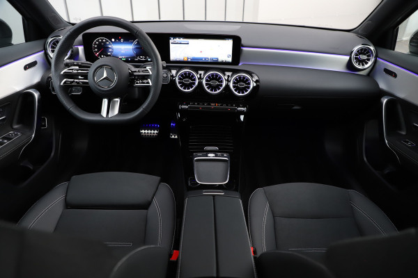 Mercedes-Benz A-Klasse 250e AMG | Panoramadak | Sfeerverlichting | ACC | Stuurwielverw. | Standkachel | Widescreen | 2025.
