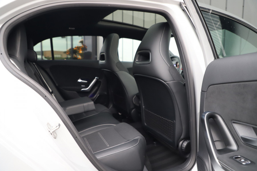 Mercedes-Benz A-Klasse 250e AMG | Panoramadak | Sfeerverlichting | ACC | Stuurwielverw. | Standkachel | Widescreen | 2025.