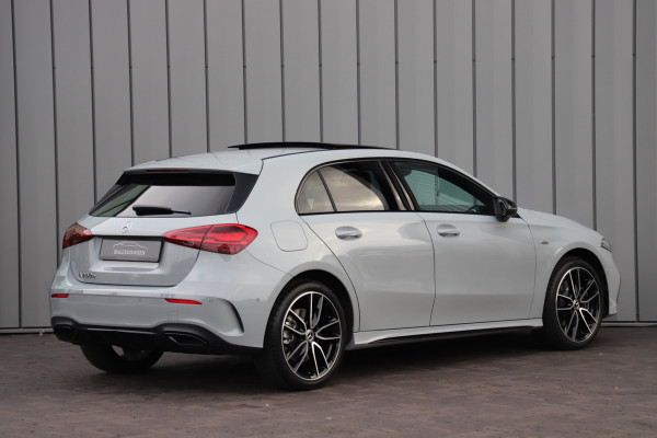 Mercedes-Benz A-Klasse 250e AMG | Panoramadak | Sfeerverlichting | ACC | Stuurwielverw. | Standkachel | Widescreen | 2025.