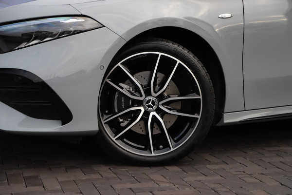 Mercedes-Benz A-Klasse 250e AMG | Panoramadak | Sfeerverlichting | ACC | Stuurwielverw. | Standkachel | Widescreen | 2025.