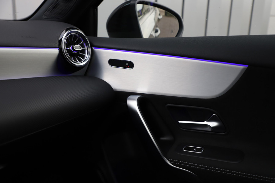 Mercedes-Benz A-Klasse 250e AMG | Panoramadak | Sfeerverlichting | ACC | Stuurwielverw. | Standkachel | Widescreen | 2025.