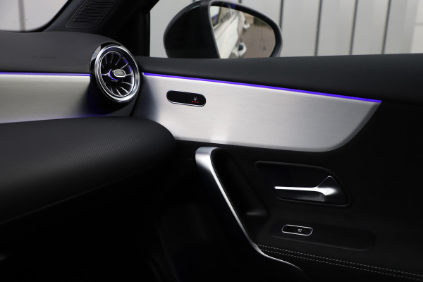 Mercedes-Benz A-Klasse 250e AMG | Panoramadak | Sfeerverlichting | ACC | Stuurwielverw. | Standkachel | Widescreen | 2025.