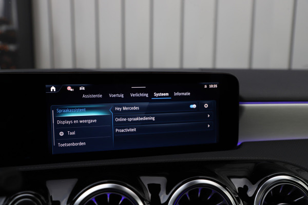 Mercedes-Benz A-Klasse 250e AMG | Panoramadak | Sfeerverlichting | ACC | Stuurwielverw. | Standkachel | Widescreen | 2025.