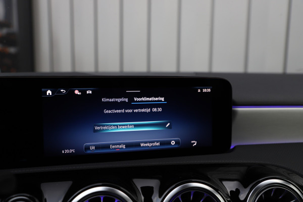 Mercedes-Benz A-Klasse 250e AMG | Panoramadak | Sfeerverlichting | ACC | Stuurwielverw. | Standkachel | Widescreen | 2025.