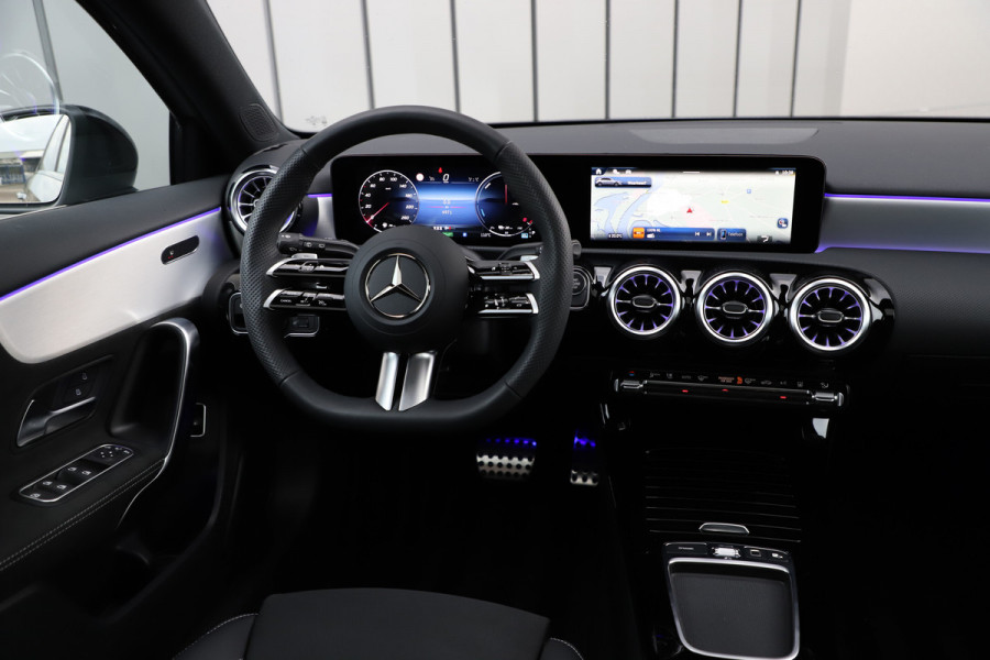 Mercedes-Benz A-Klasse 250e AMG | Panoramadak | Sfeerverlichting | ACC | Stuurwielverw. | Standkachel | Widescreen | 2025.