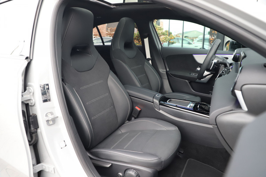 Mercedes-Benz A-Klasse 250e AMG | Panoramadak | Sfeerverlichting | ACC | Stuurwielverw. | Standkachel | Widescreen | 2025.