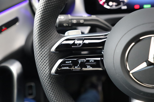 Mercedes-Benz A-Klasse 250e AMG | Panoramadak | Sfeerverlichting | ACC | Stuurwielverw. | Standkachel | Widescreen | 2025.