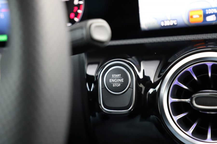 Mercedes-Benz A-Klasse 250e AMG | Panoramadak | Sfeerverlichting | ACC | Stuurwielverw. | Standkachel | Widescreen | 2025.