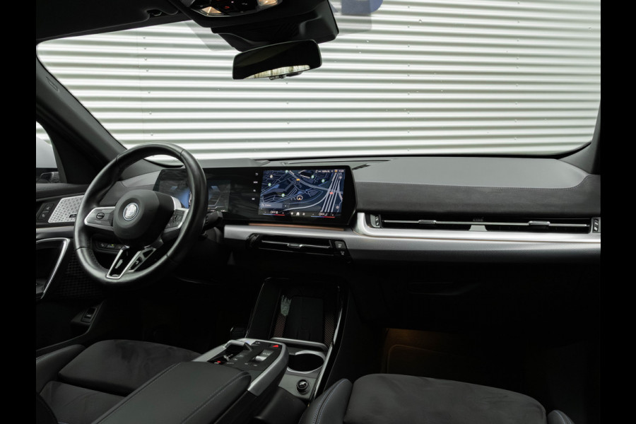 BMW iX2 xDrive30 M-Sport - Trekhaak - Driving + Parking Ass Plus - Head-Up - Harman Kardon
