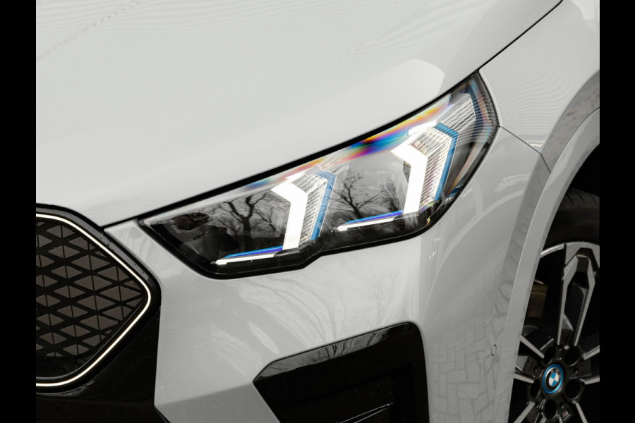 BMW iX2 xDrive30 M-Sport - Trekhaak - Driving + Parking Ass Plus - Head-Up - Harman Kardon