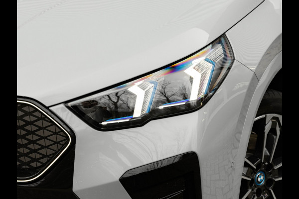 BMW iX2 xDrive30 M-Sport - Trekhaak - Driving + Parking Ass Plus - Head-Up - Harman Kardon