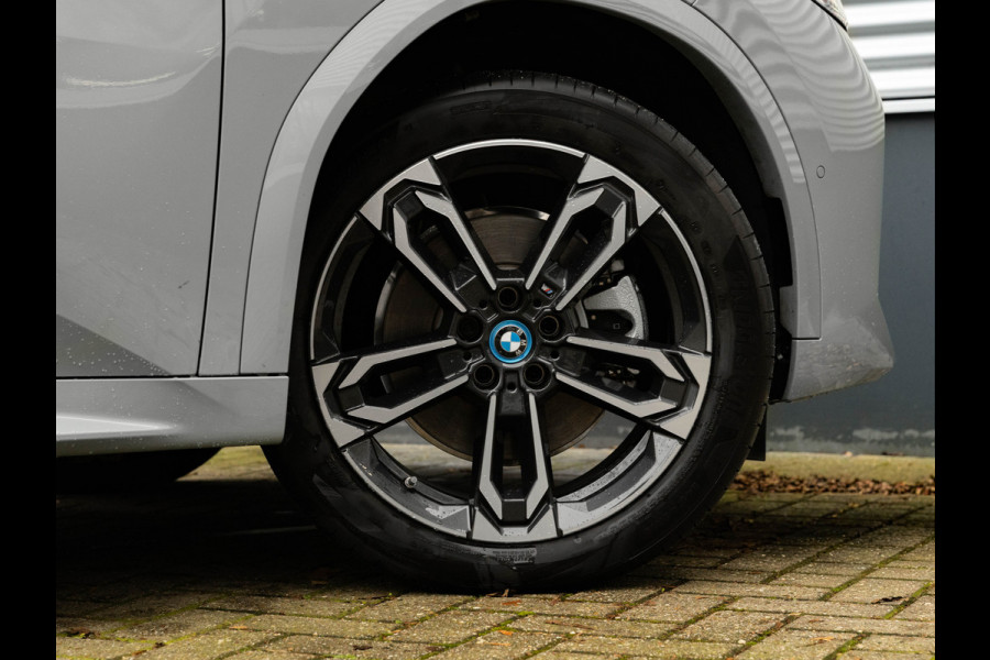 BMW iX2 xDrive30 M-Sport - Trekhaak - Driving + Parking Ass Plus - Head-Up - Harman Kardon