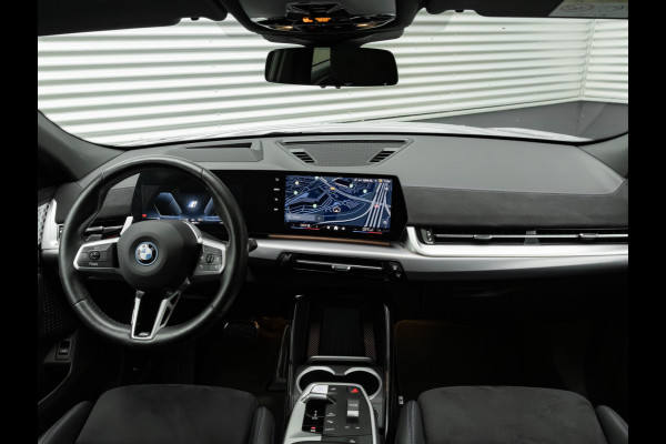 BMW iX2 xDrive30 M-Sport - Trekhaak - Driving + Parking Ass Plus - Head-Up - Harman Kardon