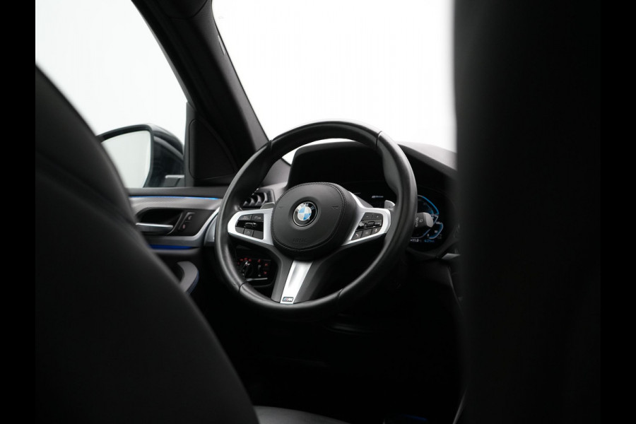 BMW X3 xDrive30e M Sport Plug In Hybrid 293pk Dealer O.H. PHEV | Panodak | Head Up | Camera | Lederen Sportstoelen Verwarmd | Sfeerverlichting | Keyless | Blis | Virtual | Navigatie | DAB |
