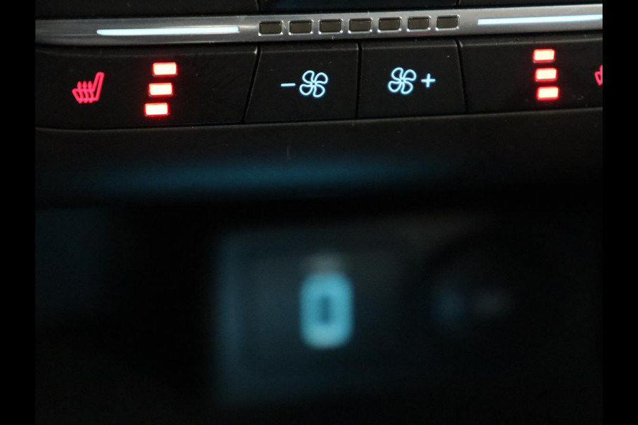 Ford Focus 1.0 EcoBoost ST Line | Panoramadak | Half leder | Trekhaak | Stoelverwarming | Carplay | Camera | Keyless | Navigatie | Climate control | Bluetooth | Parkeerhulp