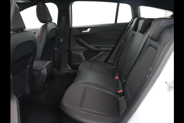 Ford Focus 1.0 EcoBoost ST Line | Panoramadak | Half leder | Trekhaak | Stoelverwarming | Carplay | Camera | Keyless | Navigatie | Climate control | Bluetooth | Parkeerhulp