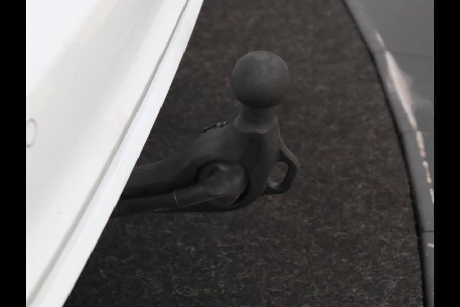 Ford Focus 1.0 EcoBoost ST Line | Panoramadak | Half leder | Trekhaak | Stoelverwarming | Carplay | Camera | Keyless | Navigatie | Climate control | Bluetooth | Parkeerhulp