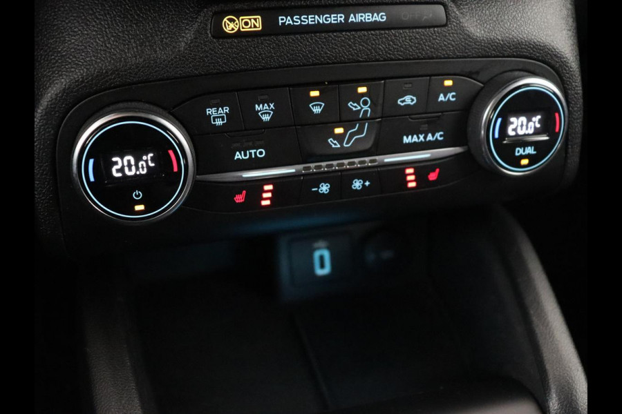 Ford Focus 1.0 EcoBoost ST Line | Panoramadak | Half leder | Trekhaak | Stoelverwarming | Carplay | Camera | Keyless | Navigatie | Climate control | Bluetooth | Parkeerhulp
