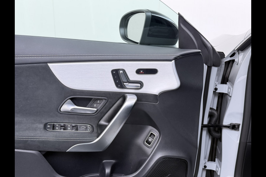 Mercedes-Benz CLA-Klasse 250 e AMG line | Alpinegrijs Pano HUD Memory 360 Camera