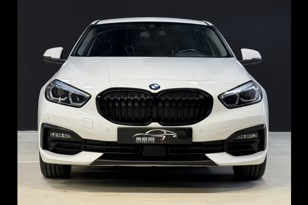 BMW 1-serie 116i Business Edition | Zwarte grill | Apple Carplay | DAB+ | PDC V+A