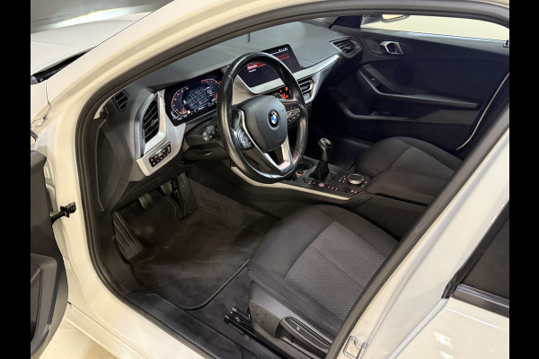 BMW 1-serie 116i Business Edition | Zwarte grill | Apple Carplay | DAB+ | PDC V+A