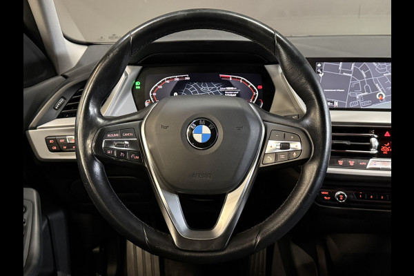 BMW 1-serie 116i Business Edition | Zwarte grill | Apple Carplay | DAB+ | PDC V+A