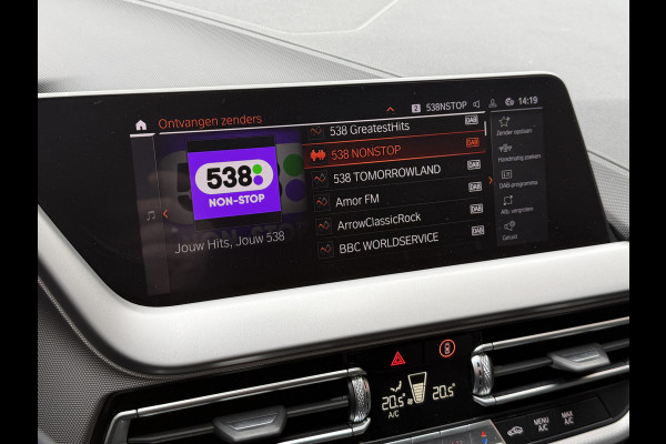 BMW 1-serie 116i Business Edition | Zwarte grill | Apple Carplay | DAB+ | PDC V+A